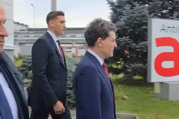 Încă o gafă marca Nicușor Dan. Pentru ce s-a întors din drum în vizita la Antibiotice Iași - VIDEO