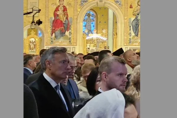 Șeful statului paralel, Florian Coldea, fix în mijlocul Catedralei Neamului. Anca Alexandrescu: "Românii stau la gard, în frig, iar Coldea în interior!" - VIDEO