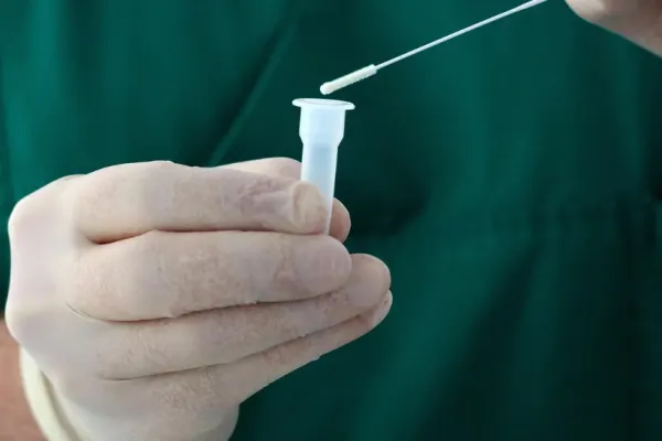 „Varianta Frankenstein”, tulpina de COVID-19 care domină acum în Germania. Ce spun experții despre simptome și riscuri