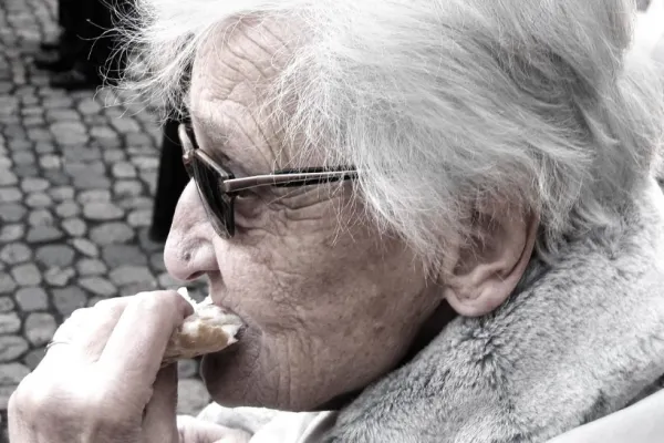 Guvernul își bate din nou joc de pensionari. Ajutoarele de Paște ar putea fi achitate abia în luna mai – SURSE