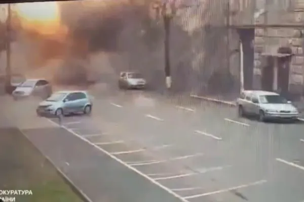 Momentul în care o dronă rusească atacă o grădiniță din Harkov. Atacul a zguduit tot orașul