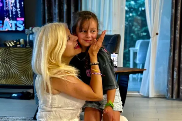 Elena Udrea, în premieră cu fiica în vacanță: „Dorința mea cea mai mare a fost ascultată și împlinită de Dumnezeu”