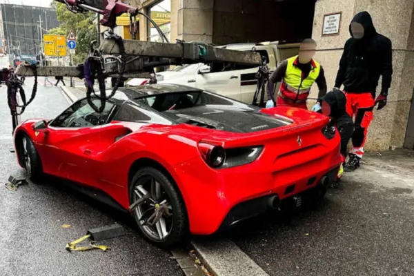 Polițiștii germani au confiscat un Ferrari de 200.000 de euro de la un clan de români. Conaționalii vroiau să îl vândă, în ciuda interdicției