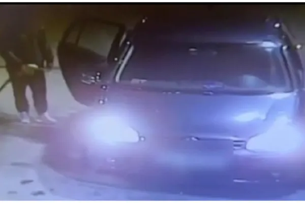Scene șocante într-o benzinărie din Timișoara. Un bărbat a turnat carburant pe el și mașina sa, iar apoi a amenințat că își dă foc