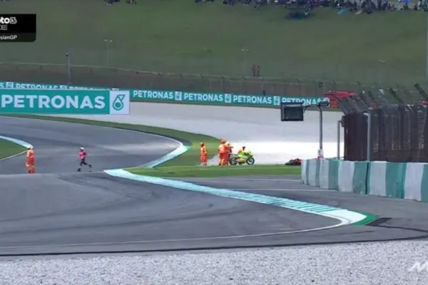 Accident grav la Moto3 Sepang: doi piloți au ajuns de urgență la spital