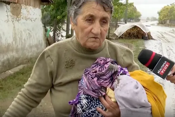 Dezastru în Constanța, apa a intrat în casele oamenilor. Imaginile neputinței: desculți, în mijlocul viiturii, oamenii se roagă la cer - VIDEO