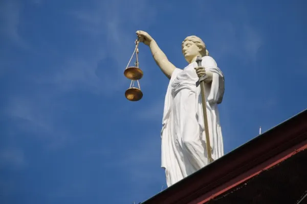 Profesor universitar din Brașov, trimis în judecată pentru luare de mită. Printre studenții care ar fi plătit – polițiști și un jandarm