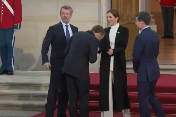 Gafă monumentală a lui Macron. I-a pupat mâna Reginei Danemarcei. Nicușor Dan, „uitat” la poza cu familia regală VIDEO