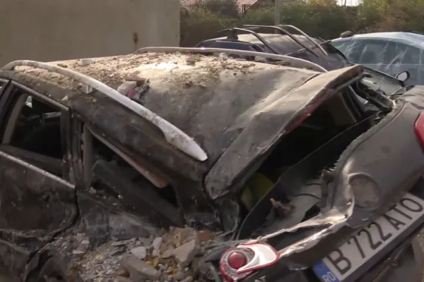 Explozia din Rahova. Oamenii privesc neputincioși spre ruinele locuințelor și spre mașinile avariate VIDEO