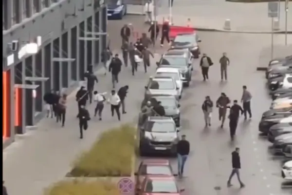 Violențe pe străzile din Moscova. Migranți înarmați cu lopeți și bare metalice terorizează un cartier întreg