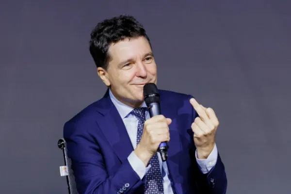 Nicușor Dan numără și vorbește prin semne. Gesturile președintelui fac înconjurul lumii. Momentul "degetului prezidențial", surprins în imagini BOMBĂ - VIDEO