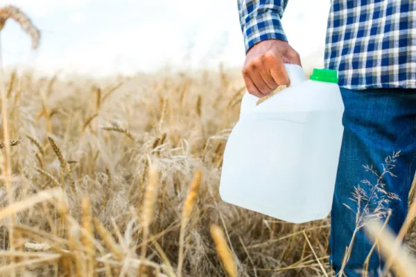 Lege împotriva otrăvurilor din farfurie. Guvernul adoptă măsuri noi împotriva utilizării pesticidelor