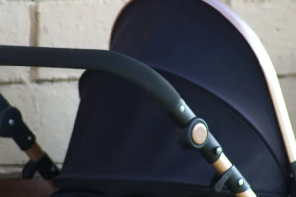 Starea fetiței de 2 ani a cărei mamă a fost ucisă pe trecerea de pietoni de un șofer vitezoman: ce spun medicii