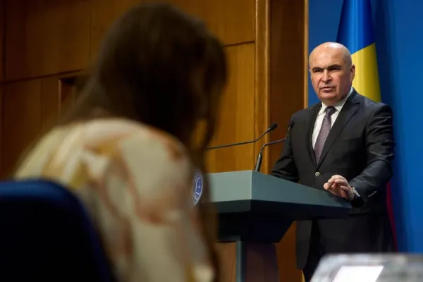 Ilie Bolojan taie de la Educație ca să dea bani la partide. Rectificare cu dedicație pentru clasa politică, în timp ce românii strâng cureaua