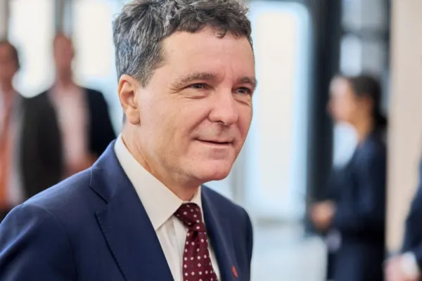 În timp ce rezerviștii sunt ținuți la cozi în frig, Nicușor Dan discută cu elitele europene despre sprijinul pentru Ucraina