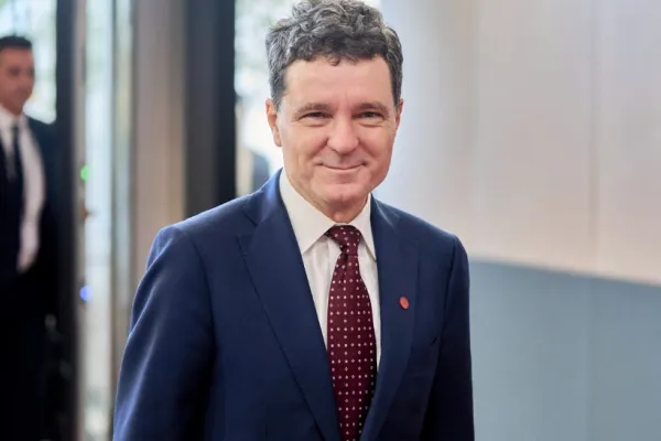 Nicușor Dan încă are nevoie să fie ghidat la protocol. Noi imagini cu șeful statului „pierdut” în mijlocul evenimentelor