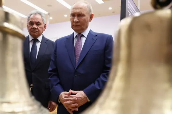 Putin apasă pedala propagandei și dublează personalul de „educatori ideologici” în școlile și colegiile din Rusia