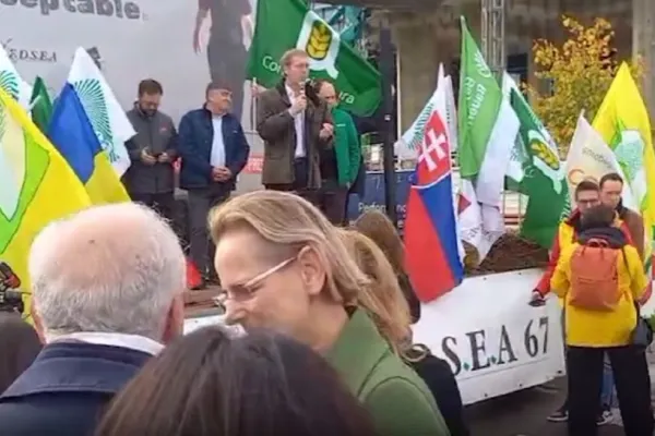 Revoltă uriașă a fermierilor în fața Parlamentului European. Oameni din toată Europa au venit la Strasbourg să protesteze