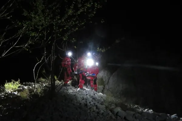Misiune contracronometru în Munții Maramureșului. Salvamontiștii intervin pentru recuperarea a două grupuri de tineri