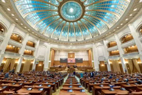 Parlamentarii revin din vacanță pentru o sesiune extraordinară. Pe agendă, miza PNRR, împrumutul SAFE și criza politică