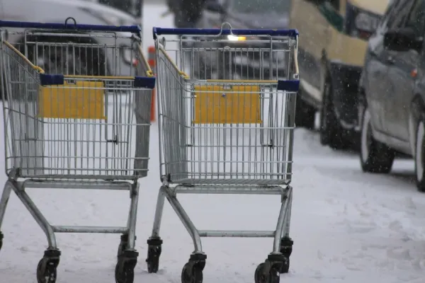 Românii, turiști în magazine din cauza inflației RECORD. Oamenii își fac provizii de mâncare de teama scumpirilor