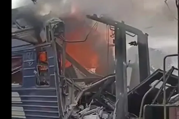 Rusia a bombardat un tren plin cu oameni, în Ucraina. Autoritățile de la Kiev anunță peste 30 de răniți VIDEO