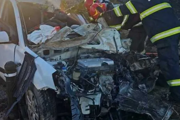 Accident catastrofal în Tulcea: un bărbat a murit după ce mașina sa a intrat într-un tractor