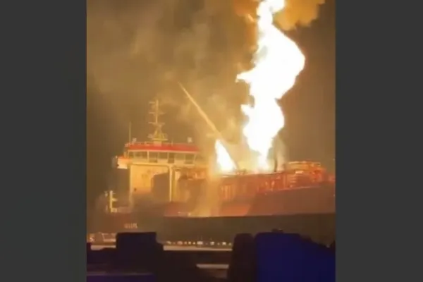 Populația din localitățile tulcene amenințate de explozia unui vapor cu GPL din Ucraina a fost evacuată. Noi imagini cu nava în flăcări - FOTO