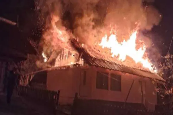 Bătrână de 76 de ani, salvată din flăcări de polițiști. Casa femeii, incendiată intenționat