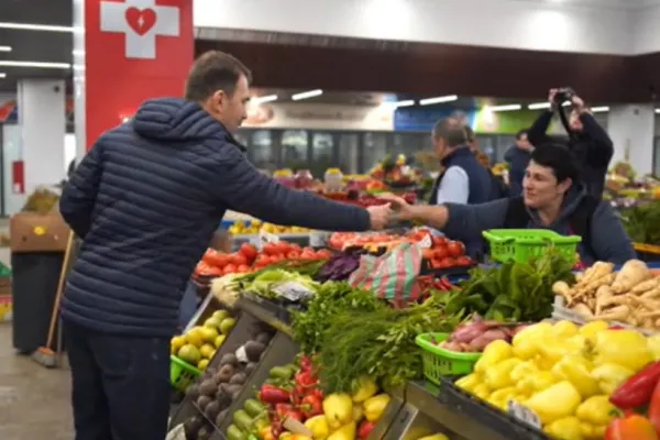Drulă, singur la piață. Cum o copiază pe Anca Alexandrescu - VIDEO