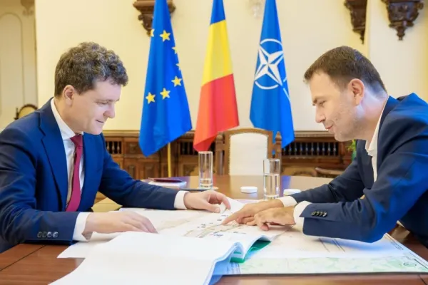 Drulă, de mână cu Nicușor Dan în campania pentru Primărie. Cum se cațără pe imaginea președintelui pentru a pune mâna pe Capitală