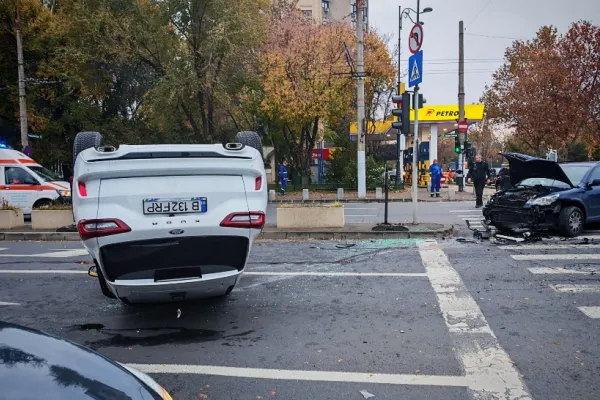Accident grav pe Podul Cotroceni din București: două mașini distruse complet, una s-a răsturnat în intersecție