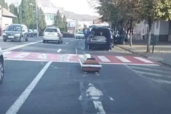 Incident bizar în Arad: un sicriu a căzut dintr-o mașină mortuară, chiar pe o trecere de pietoni