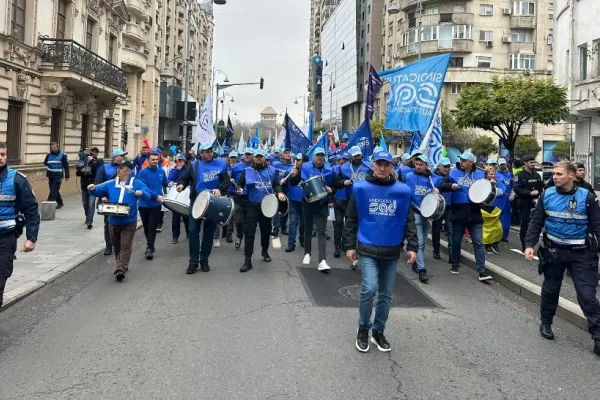 Măsurile sărăciei au scos românii în stradă: protest masiv la ușa Guvernului. S-a cerut demisia Executivului condus de Bolojan  - LIVE TEXT & VIDEO