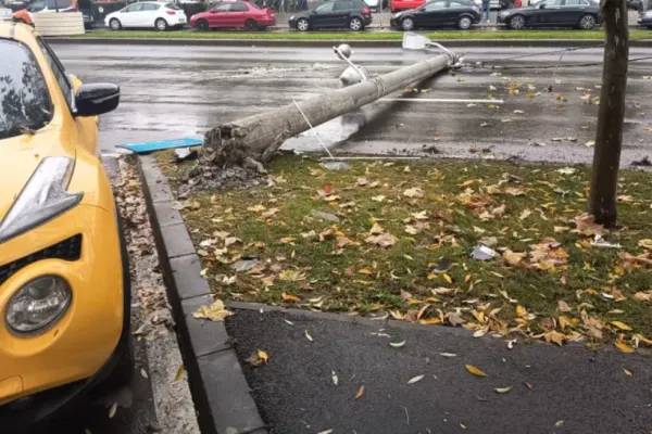 Accident spectaculos în Capitală: o mașină s-a răsturnat după impactul cu un stâlp