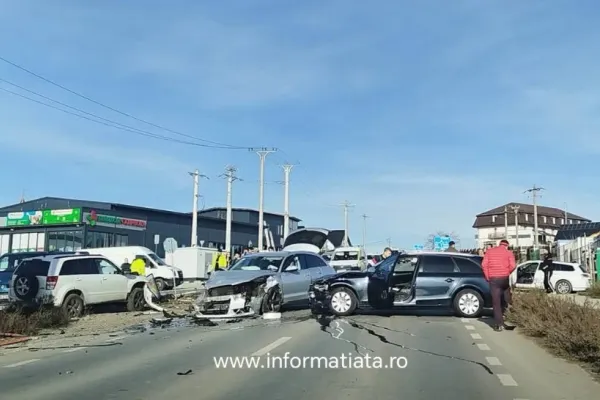 Carambol cu trei maşini în Suceava. Două persoane au ajuns la spital, iar un pieton a fost rănit în timp ce ieşea dintr-un magazin