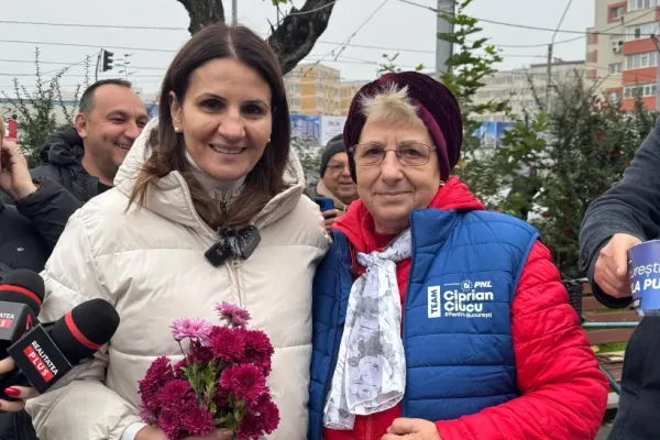 Susținătorii lui Ciucu au fost alături de Anca Alexandrescu și i-au oferit flori: „Primarul Capitalei trebuie să fie al tuturor bucureștenilor, nu al unui partid”