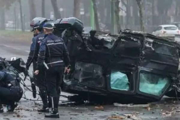 Accident rutier terifiant la Milano: fiul unui medic cardiolog a murit după ce mașina sa luxoasă de jumătate de milion de euro s-a rupt în două