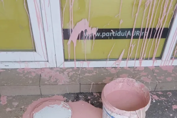 Sediul AUR, vandalizat în Sectorul 4. Făptașii au aruncat cu vopsea pe pereți și pe geamuri - VIDEO