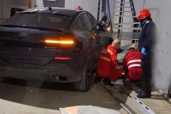 Accident tragic în parcarea unui centru medical din Bihor: tânăr în scaun cu rotile, ucis pe loc. Alte două persoane, rănite