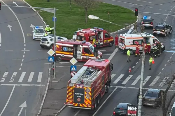 Accident în centrul Capitalei cu o ambulanță care transporta militari - trafic îngreunat. Poliția Militară a ajuns la fața locului