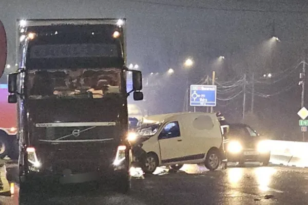 Accident pe DN5, la Jilava: o dubă de curierat a lovit un TIR staționat pe marginea drumului