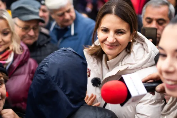 Anca Alexandrescu: "Cel mai important lucru pentru poporul român este să fie iubit. Merg acolo să fac ordine". Suveraniștii strâng semnături pentru candidatul independent la Capitală - VIDEO