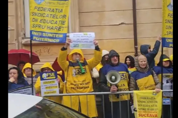 Protest al dascălilor în fața Guvernului: „Munca noastră nu poate fi ștearsă cu buretele!” VIDEO