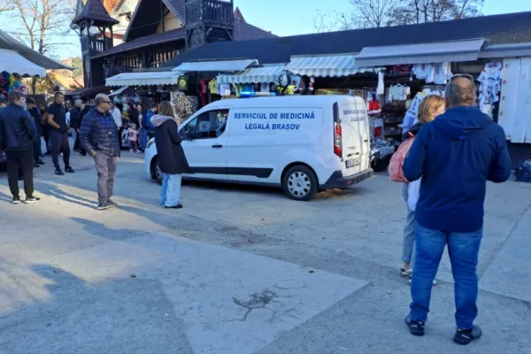 Turist italian, mort în curtea Castelului Bran. Potrivit martorilor, bărbatul s-a prăbușit din picioare