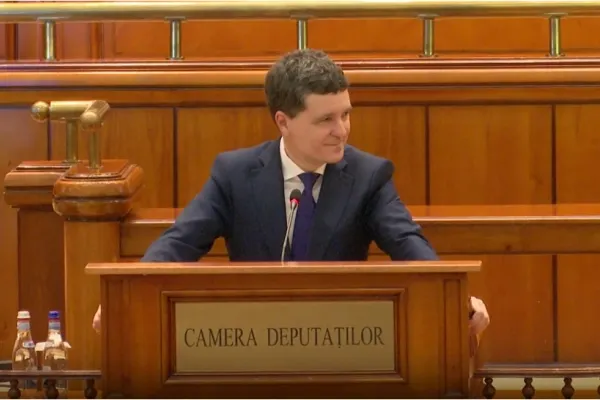 Strategie de apărare cu rânjete la pupitrul Parlamentului. Nicușor Dan a început să râdă în timpul discursului despre manipulare -VIDEO