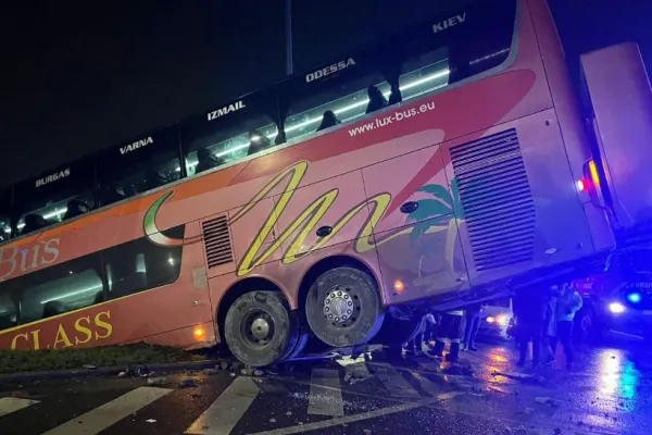 Accident grav la Baldovinești, județul Brăila: un autocar plin cu turiști s-a răsturnat