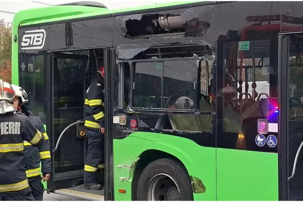 Accident grav în București. Mai multe persoane au fost rănite după ce un tramvai şi un autobuz s-au ciocnit violent - FOTO/VIDEO