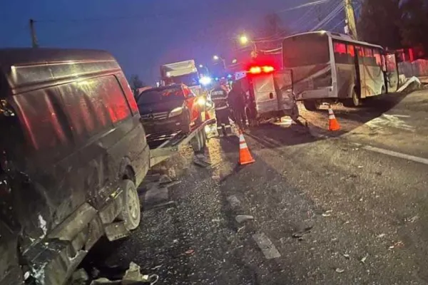 Accident rutier în Suceava: coliziune între două autoutilitare și un autocar. Mai multe victime în urma impactului