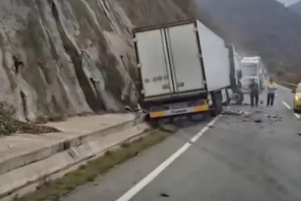 Accident grav la ieșirea din Orșova spre Severin. O masină a fost distrusă aproape complet